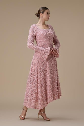 فستان دانتيل ميدي وردي بأكمام طويلة