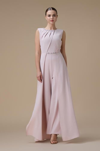 جمبسوت وردي بتصميم ناعم وتفاصيل كريستالية