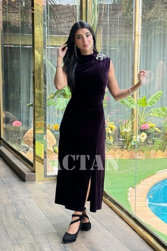 فستان مخملي بقصة ضيقة مزين ببروش لون بنفسجي