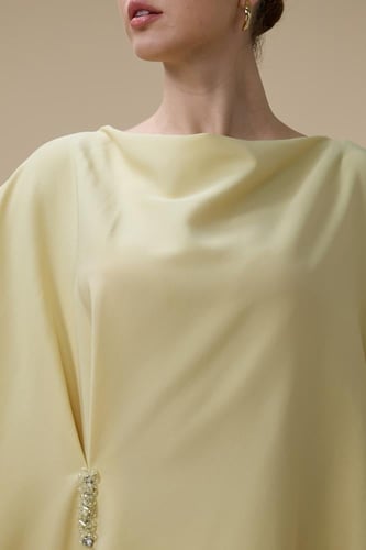 طقم بنطلون اصفر بقصة انسيابية واسعة مع تطريز فاخر