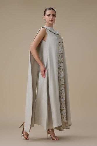 جلابية بيج طويلة بتطريز مركزي وتصميم كاب