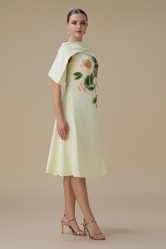 فستان قصير أصفر مطرز بغطاء كتفين