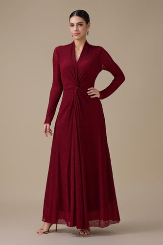 فستان احمر طويل بقصة ملتفة