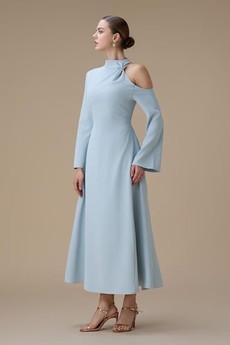 فستان أزرق فاتح طويل بتصميم كتف واحد وقصة انسيابية