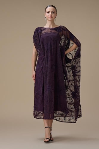 فستان موف دانتيل واسع بقصة كاب