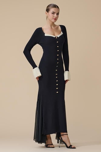 فستان اسود طويل بأكمام طويلة