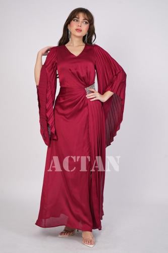 فستان ماكسي بكسرات وطرف جانبي لون عنابي