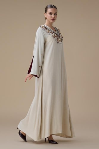 جلابية طويلة بيج طرزة بياقة فاخرة