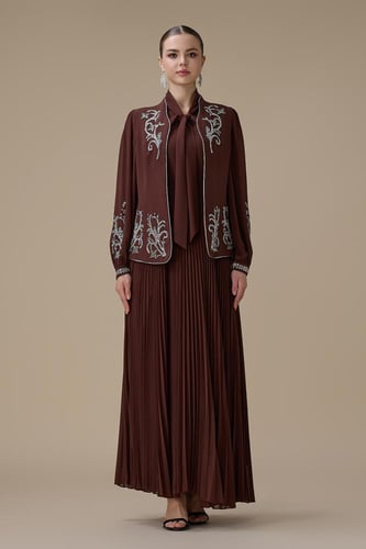 فستان بني من قطعتين بليسيه بتطريزات فاخرة أنيقة