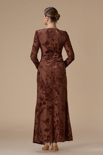 فستان بني طويل بنقوش مخملية