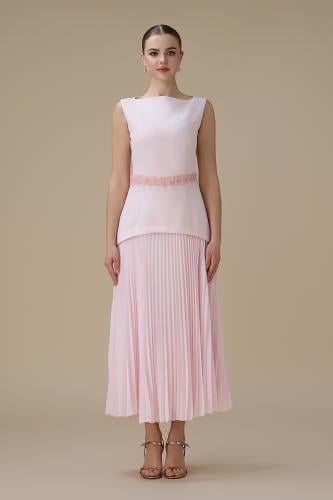 فستان ماكسي وردي فاتح بتنورة بليسيه وتفاصيل خرزية