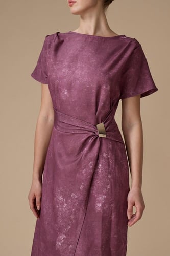 فستان وردي ماكسي بدرابيه جانبي بمشبك أنيق