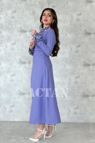 فستان ميدي بياقة وأساور مطوية مزينة بكريستالات