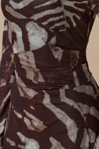 فستان بني طويل بتصميم كتف واحد