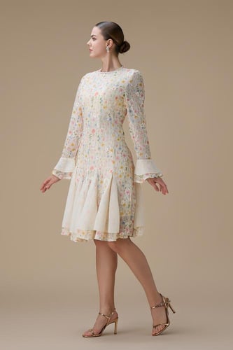 فستان بيج قصير مزهر بأكمام طويلة وكشكش