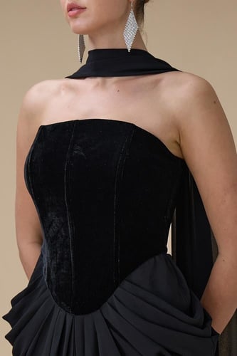 فستان أسود طويل مع شال بتصميم درابيه