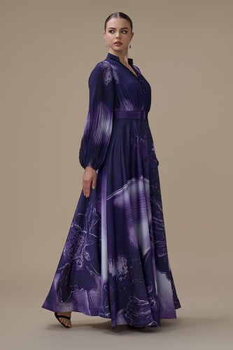 فستان بنفسجي طويل بأكمام طويلة مع حزام محدد للخصر