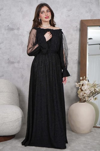 فستان طويل بأكتاف مكشوفة