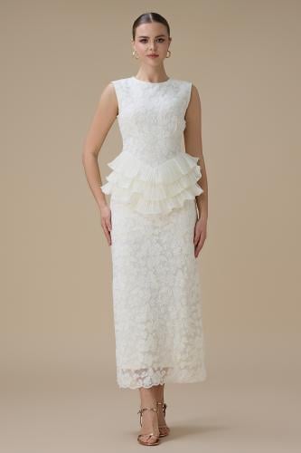 فستان أبيض طويل بتطريز دانتيل