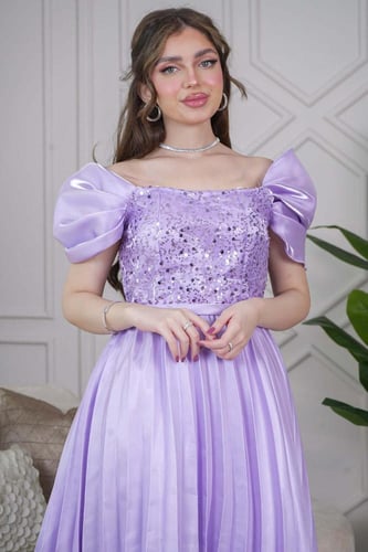 فستان ماكسي بكسرات مزين بتفاصيل من الخرز واللؤلؤ ل...