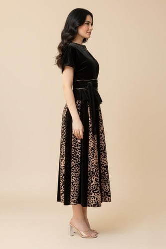 فستان ميدي مخملي بنقشة فهد مع حزام لف