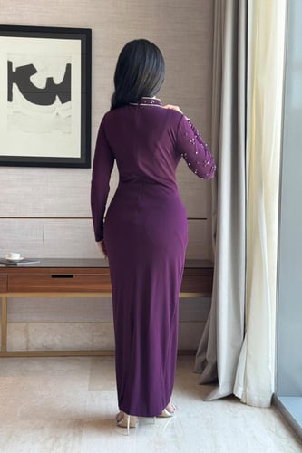 فستان ضيق بثنيات بفتحة علي الصدر لون عنابي