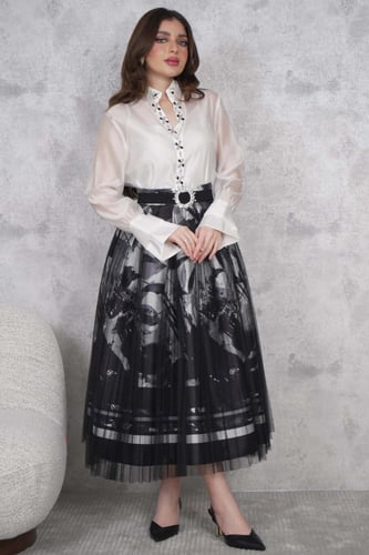 طقم بلوزة وتنورة مع كريستالات لإطلالة فاخرة