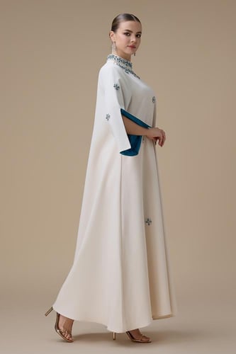 جلابية طويلة بتطريز أزرق وأكمام واسعة مبطنة