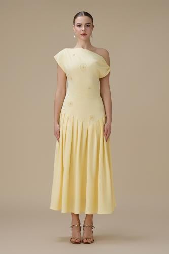 فستان أصفر ميدي بكتف واحد وقصة أنثوية