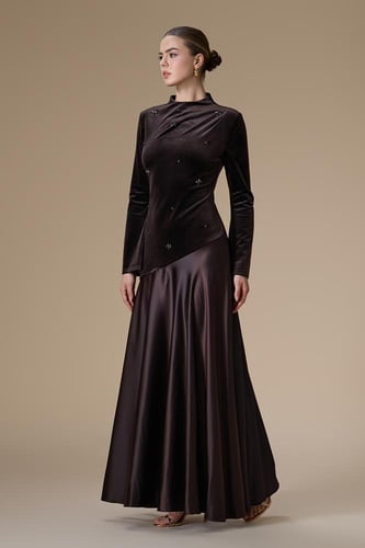 فستان بني طويل بأكمام طويلة