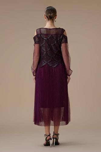 فستان ميدي عنابي بكتف مكشوف