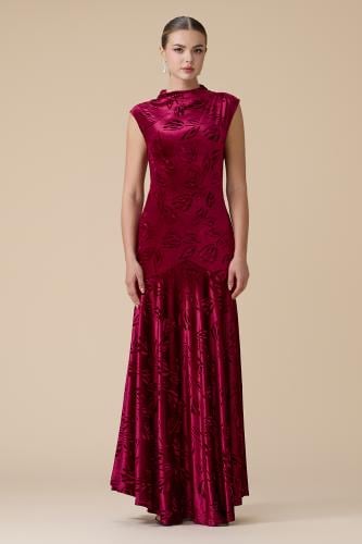فستان احمر طويل مخملي بنقوش