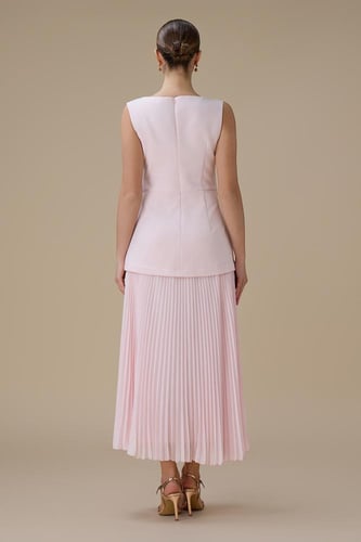 فستان ماكسي وردي فاتح بتنورة بليسيه وتفاصيل خرزية