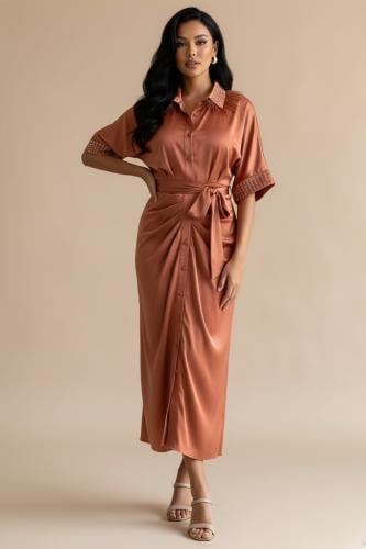 فستان بتصميم قميص بطيات مزين الكريستال وريش لون او...