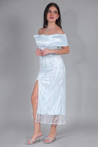 فستان تول سماوي مطرز بالشك مكشوف الكتفين