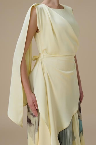 فستان طويل اصفر بتصميم لف وتنورة بليسيه