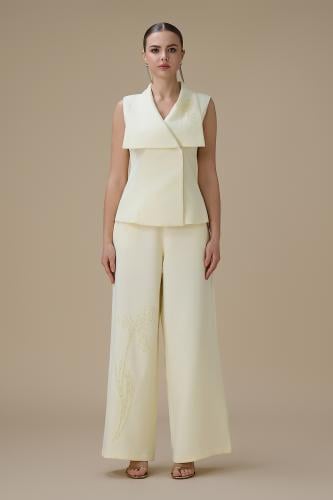 طقم اصفر بتوب بدون أكمام وبنطال واسع بتطريز ناعم