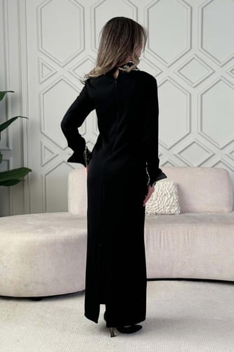 فستان طويل مزين بالكريستال بفتحة من الخلف لون اسود