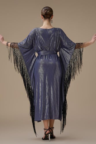 جلابية طويلة لامعة بتصميم واسع مع شرّابات