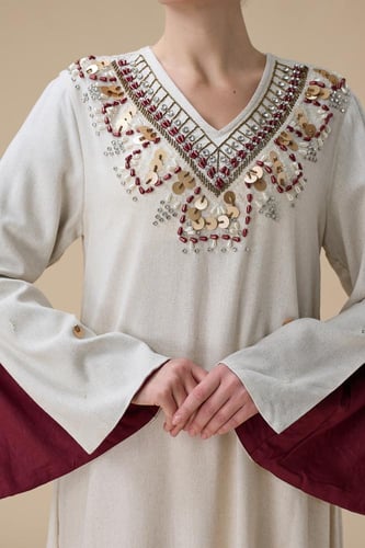 جلابية طويلة بيج طرزة بياقة فاخرة