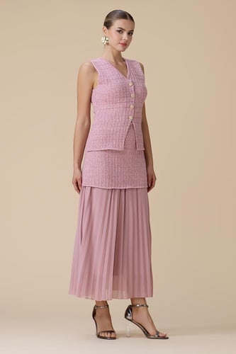 طقم وردي بتنورة طويلة بكسرات