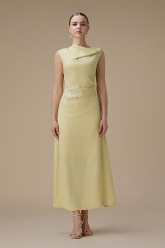 فستان ماكسي بلون أصفر مع تطريز زهري