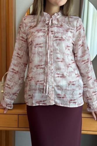 بلوزة شيفون بياقة عالية برباط لون وردي