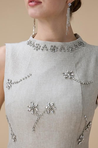 فستان ميدي أنيق بتطريز ناعم