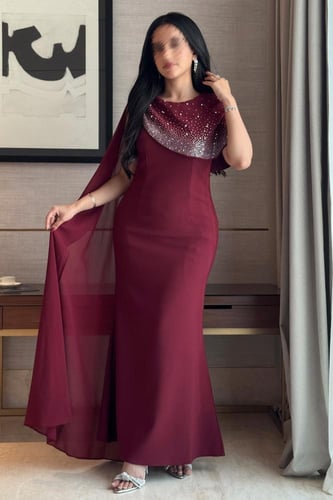 فستان عنابي سهرة ماكسي بياقة مزينة بالفصوص