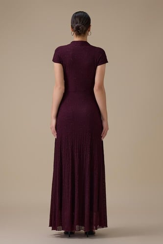 فستان بنفسجي طويل بقصة ملتفة