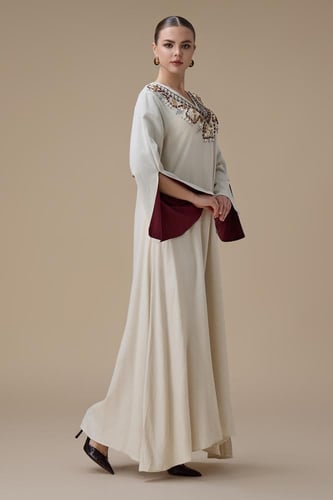 جلابية طويلة بيج طرزة بياقة فاخرة