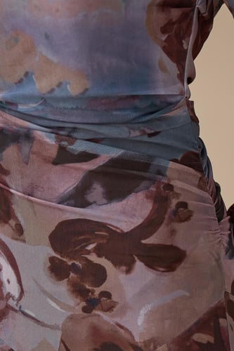 فستان بني طويل مشجر