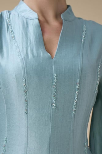 فستان ازرق طويل بتطريز ناعم