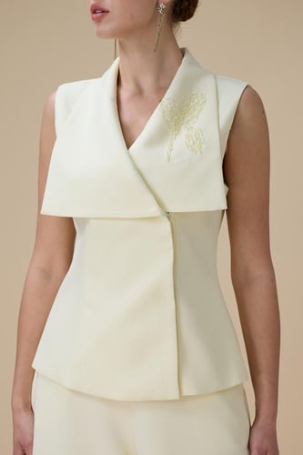 طقم اصفر بتوب بدون أكمام وبنطال واسع بتطريز ناعم